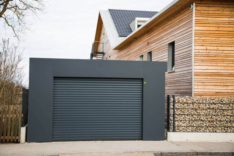 Remplacer porte de garage bois par porte de garage enroulable électrique à Toulouse
